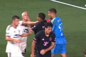 对迈阿密冲突染红！记者：费城球员沙利文红牌+停赛+罚款均被撤销